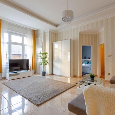 Luxury Downtown Home By Anna Budapest Luaran gambar