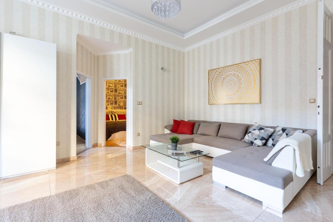 Luxury Downtown Home By Anna Budapest Luaran gambar