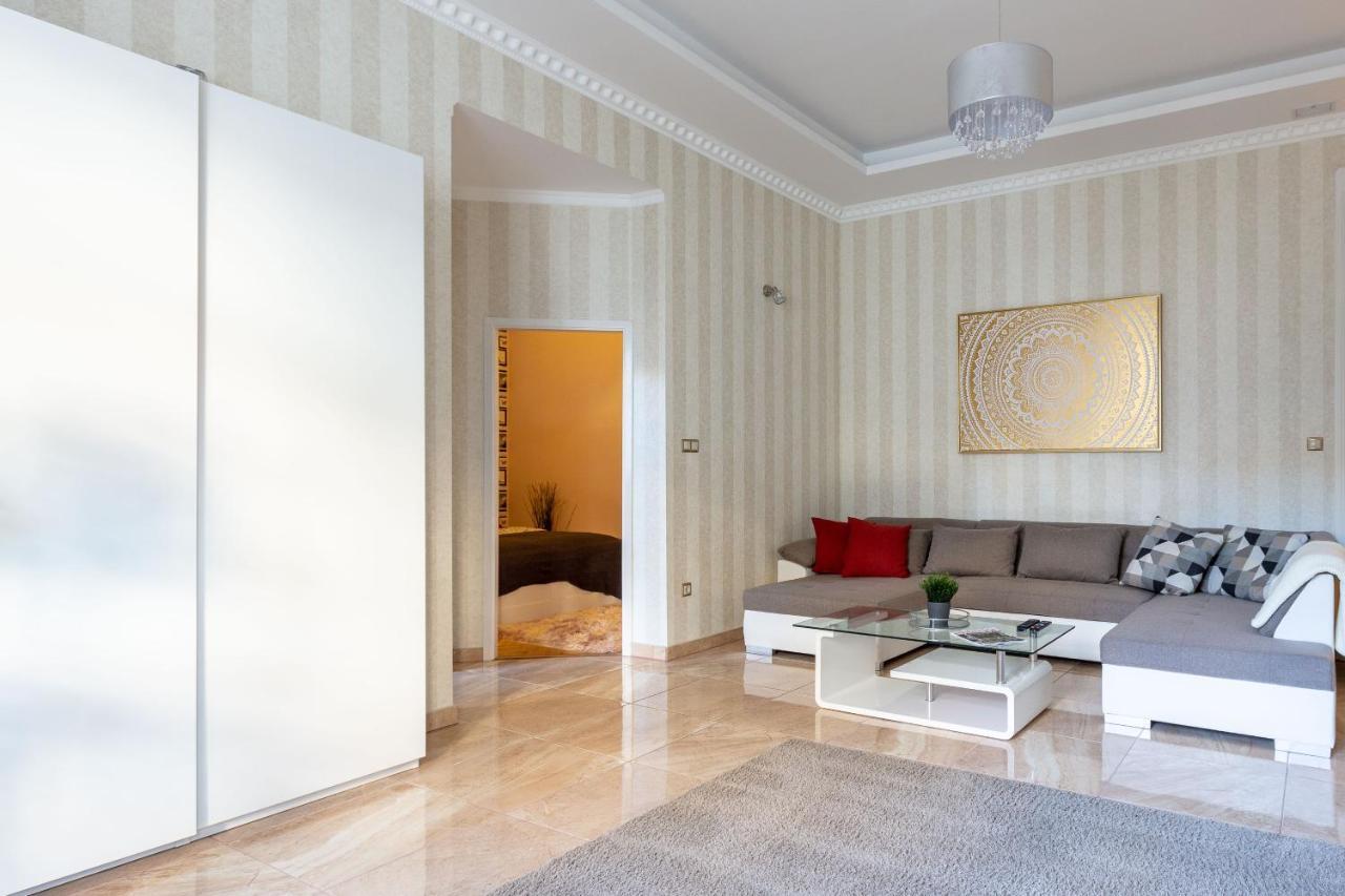 Luxury Downtown Home By Anna Budapest Luaran gambar