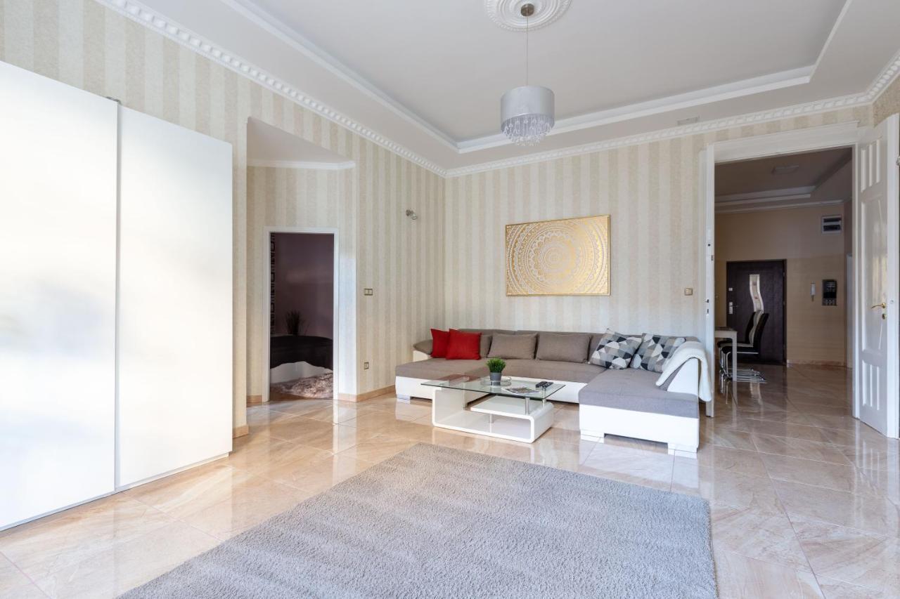 Luxury Downtown Home By Anna Budapest Luaran gambar