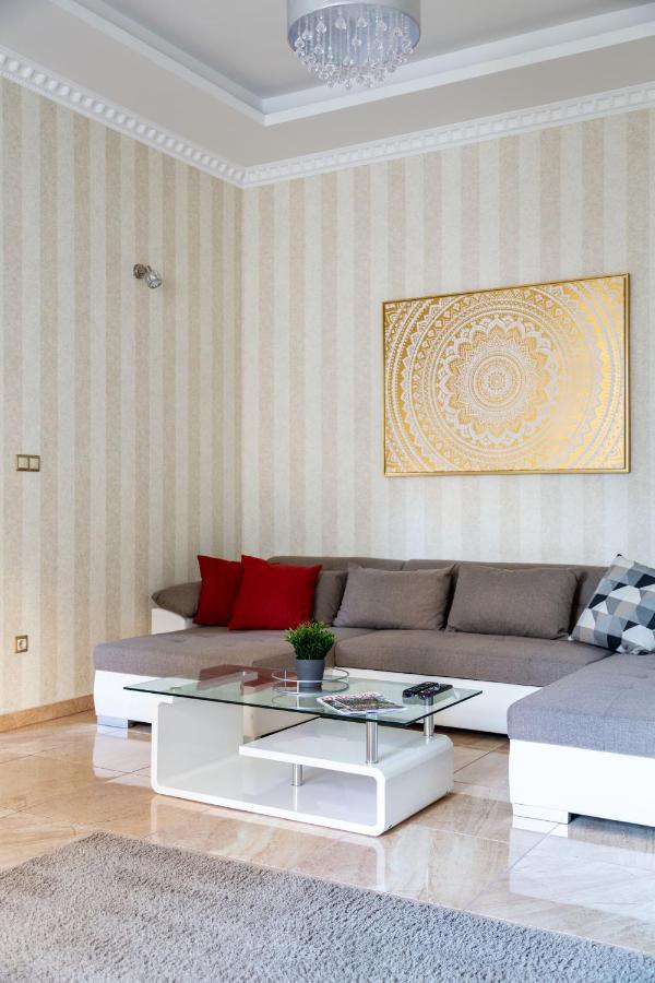 Luxury Downtown Home By Anna Budapest Luaran gambar