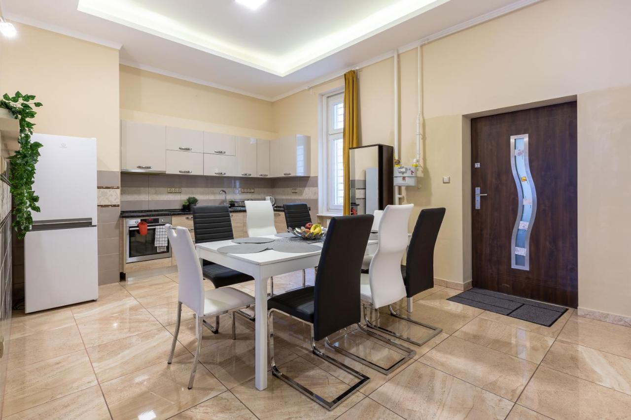 Luxury Downtown Home By Anna Budapest Luaran gambar