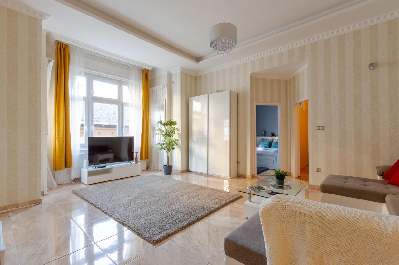 Luxury Downtown Home By Anna Budapest Luaran gambar