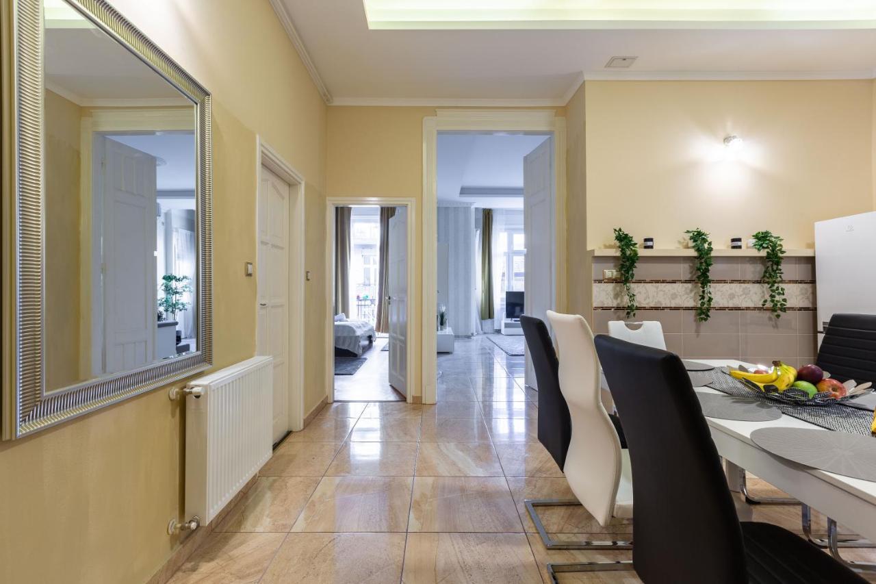 Luxury Downtown Home By Anna Budapest Luaran gambar