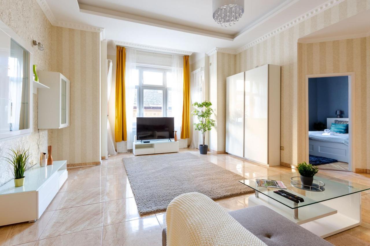 Luxury Downtown Home By Anna Budapest Luaran gambar
