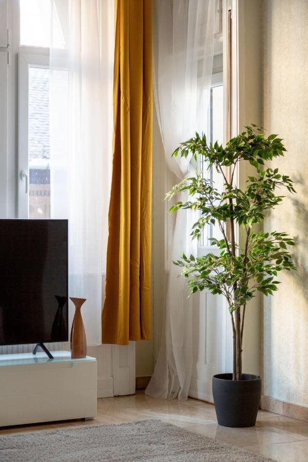 Luxury Downtown Home By Anna Budapest Luaran gambar