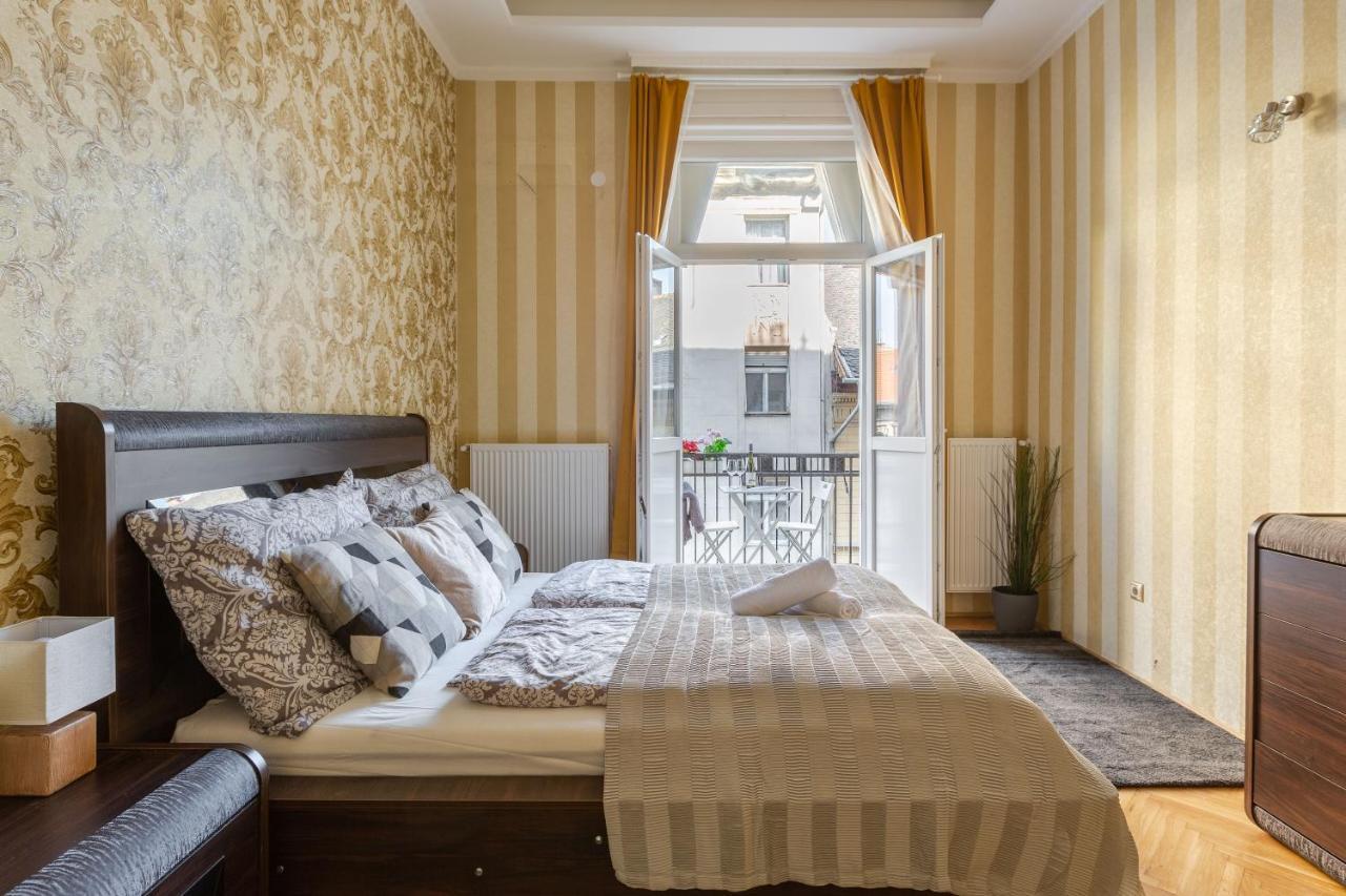 Luxury Downtown Home By Anna Budapest Luaran gambar